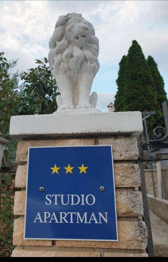 Studio Apartment City With Free Parking Pula Bagian luar foto