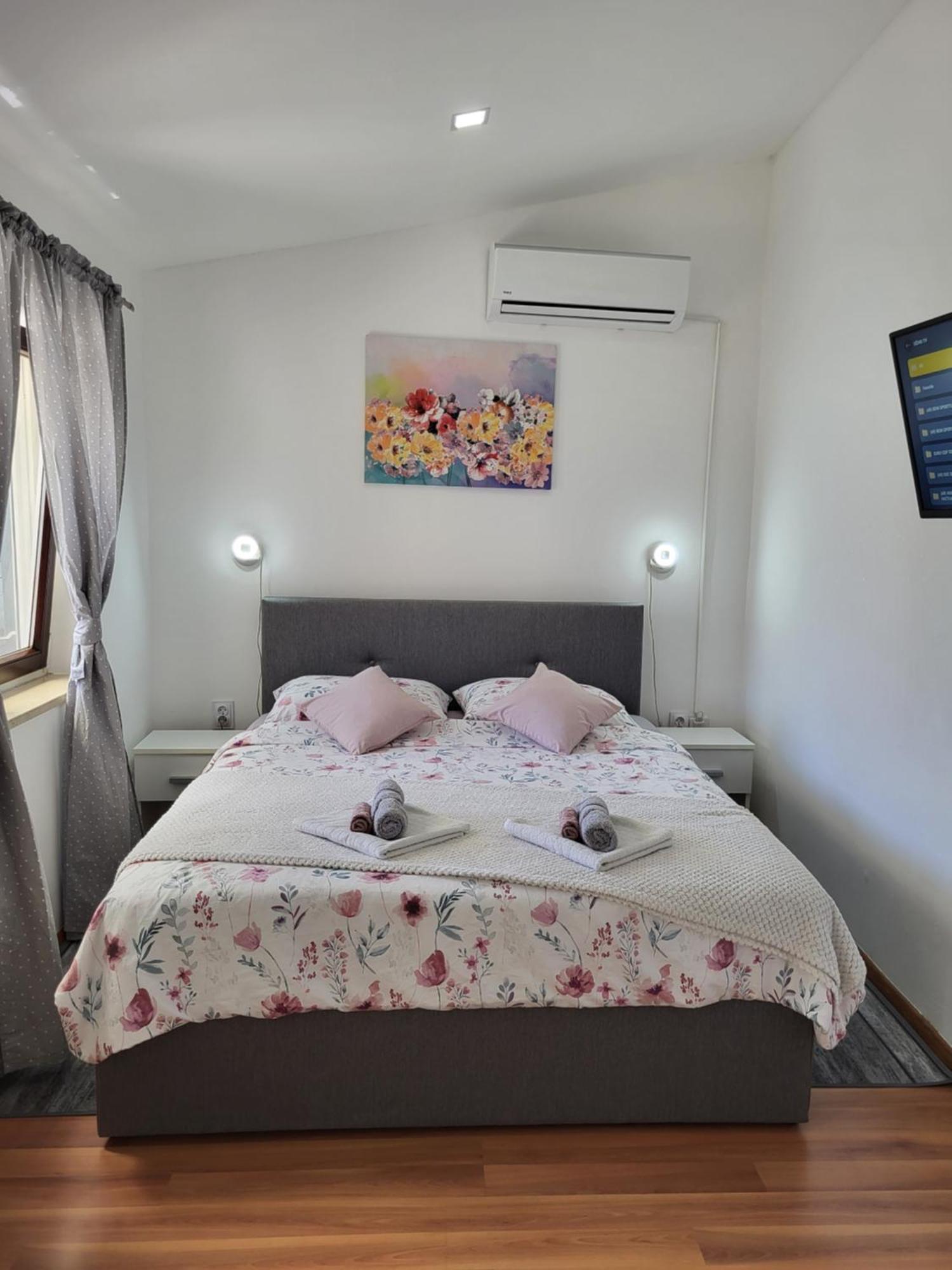 Studio Apartment City With Free Parking Pula Bagian luar foto